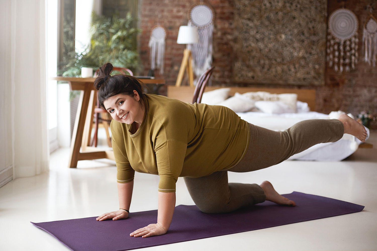 Plus-size yoga instructor challenges stereotypes with flexibility