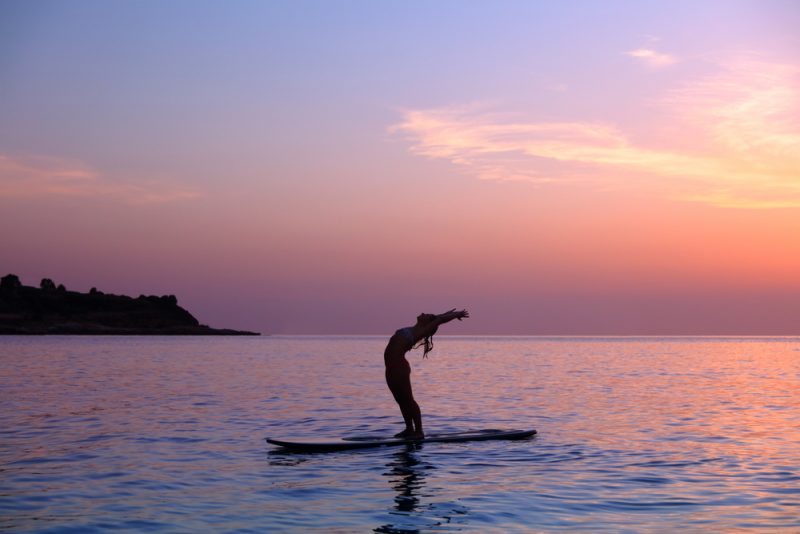 Here's How You Get Fit on the Water With Paddleboard Yoga - YOGA PRACTICE