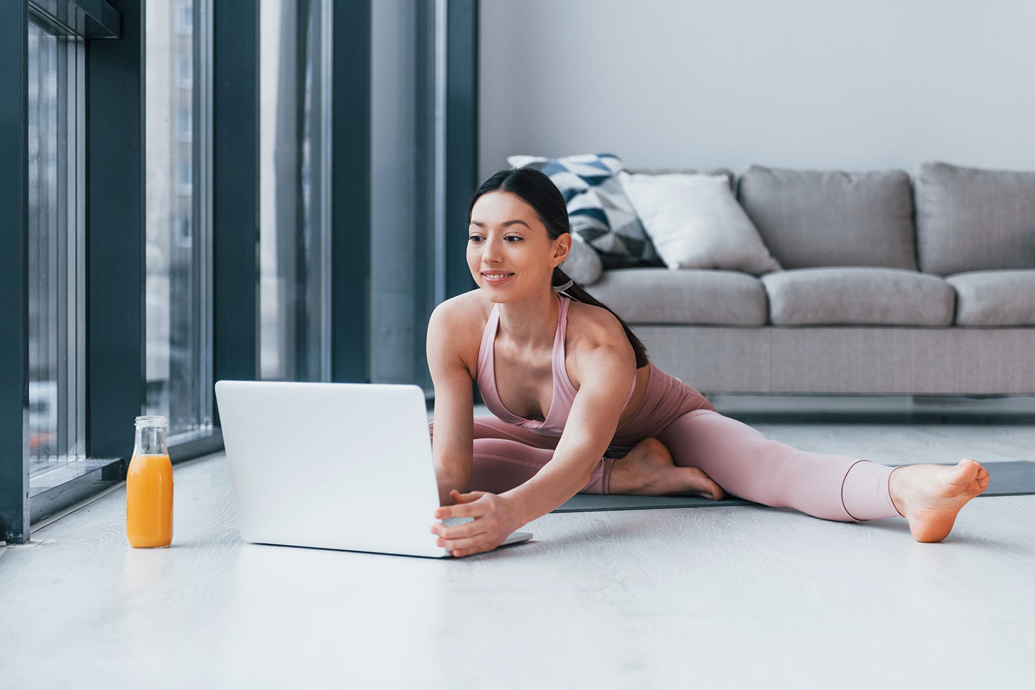 8 tips on how to do yoga at home - Practice and all is coming - Ekhart Yoga