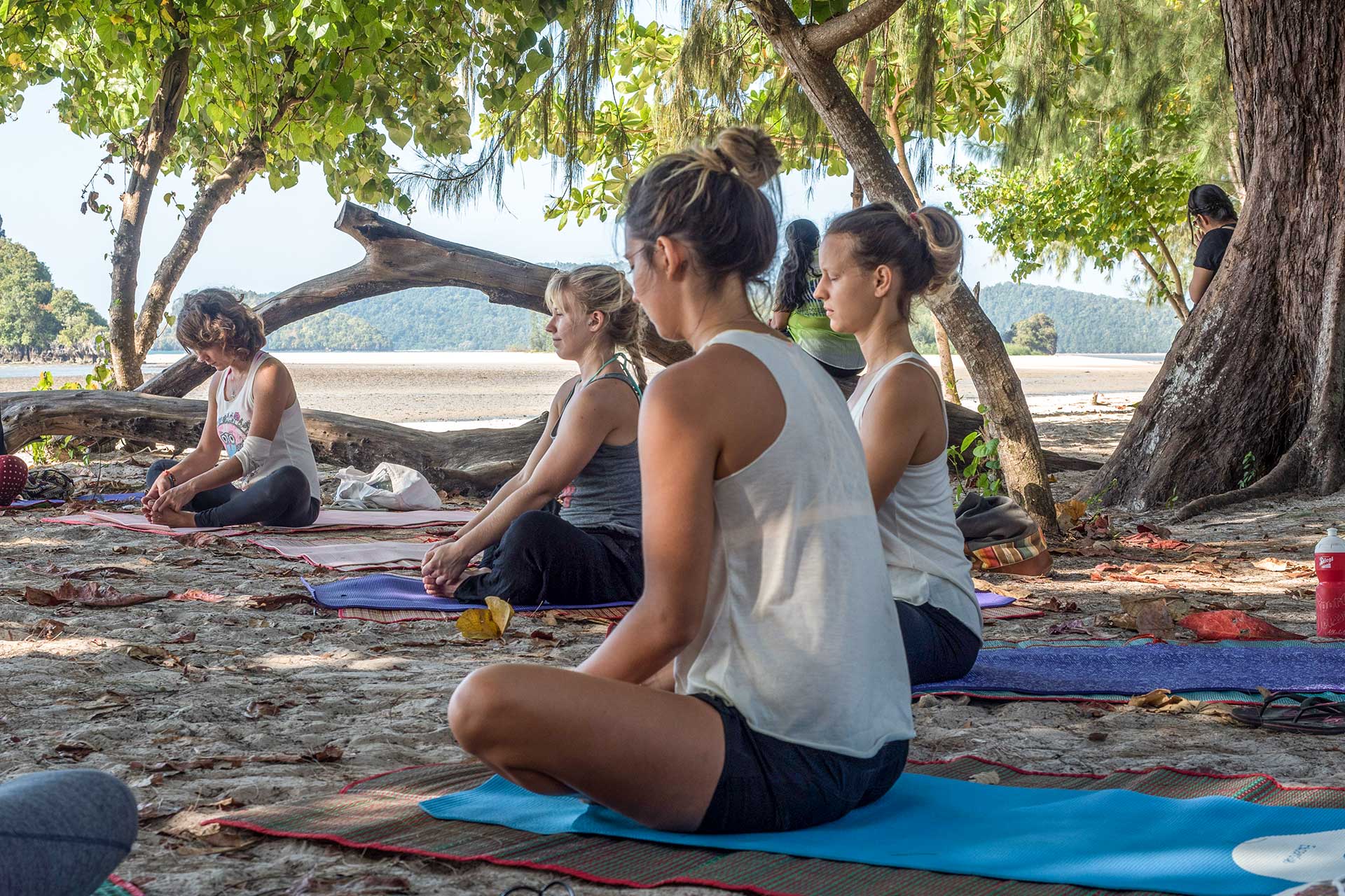 beach-yoga-thailand