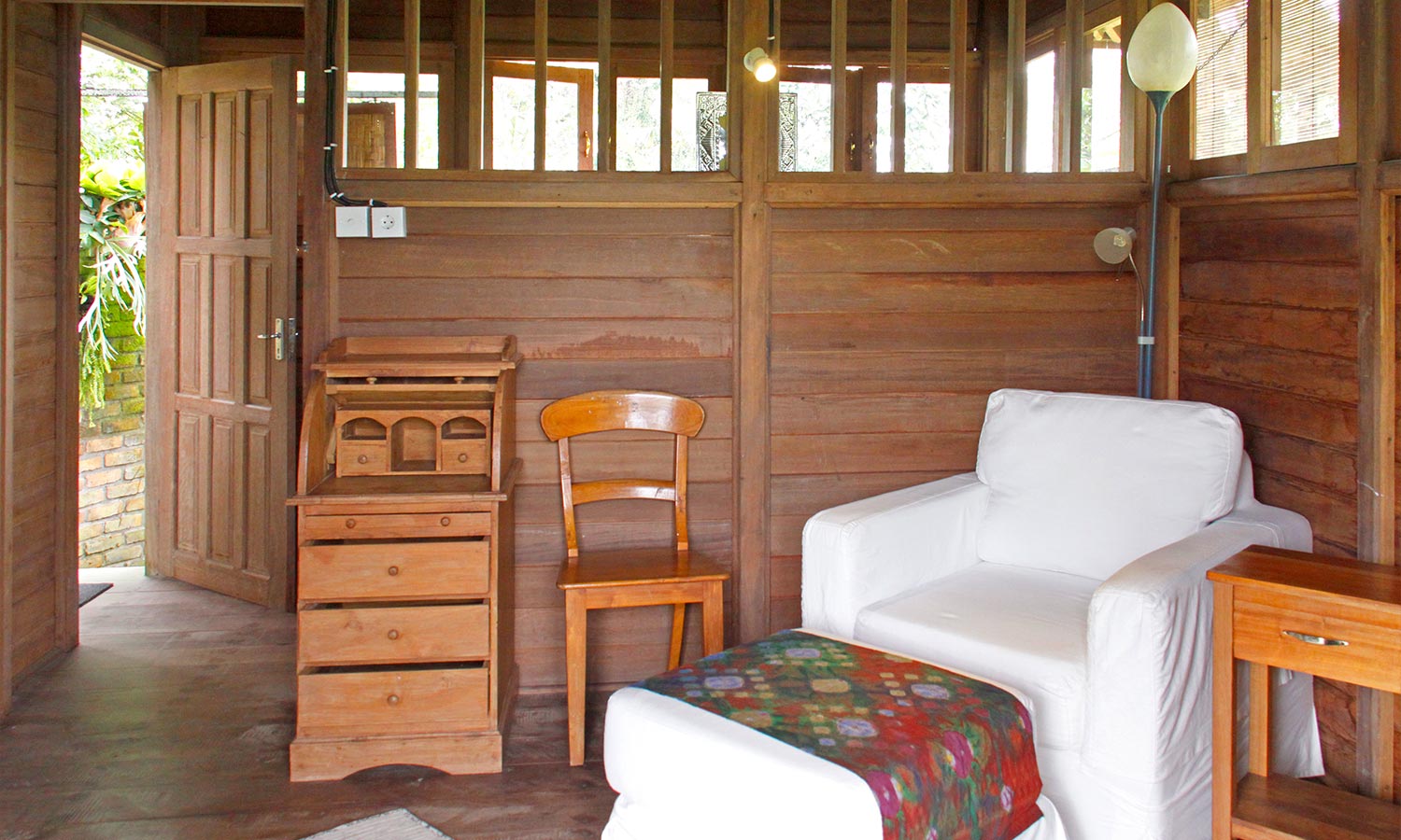 bali-silent-retreat-deluxe-bungalow-interior-2
