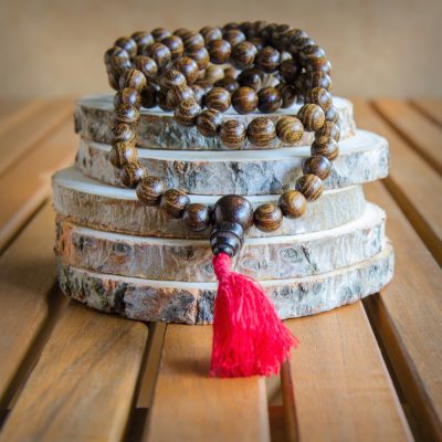 How to Use Mala Beads: A Step-by-Step Guide to Mala Meditation - YOGA ...