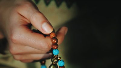 How to Use Mala Beads: A Step-by-Step Guide to Mala Meditation - YOGA ...